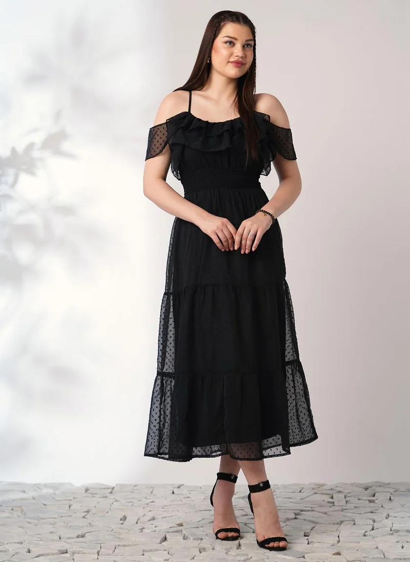 جلو باص فستان سهرة نسائي أسود مكشكش بكتف مكشوف من جلوبس